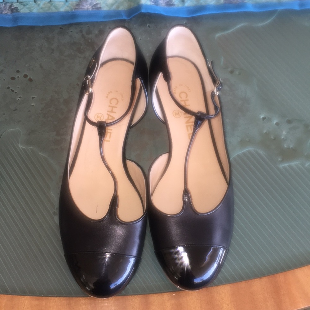 Black Chanel Flats in good condition, no box